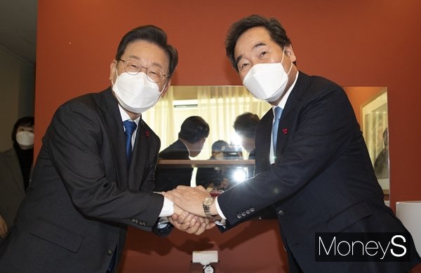 이재명 더불어민주당 대선 후보(왼쪽)와 이낙연 전 대표가 23일 서울 중구 달개비 식당에서 오찬 회동을 했다. /사진=장동규 기자(국회사진취재단) 
