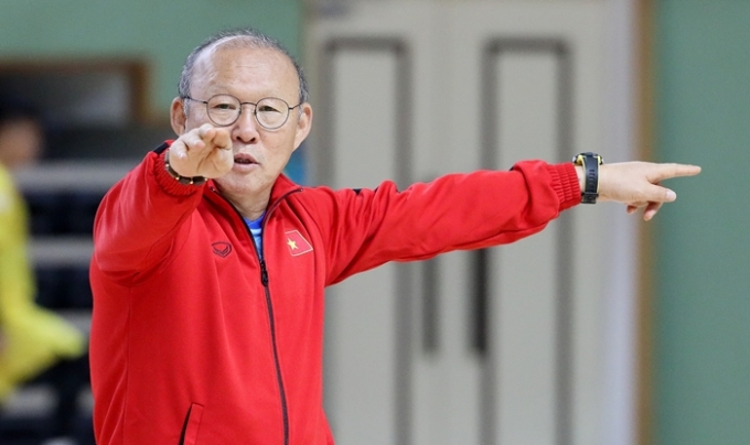 박항서 베트남 축구대표팀 감독이 23일(한국시각) 2020 아세안축구연맹(AFF) 스즈키컵 준결승 1차전을 앞두고 열린 공식 기자회견에서 자신감을 드러냈다.  사진은 지난 2019년 베트남 U-23 축구대표팀을 이끄는 박 감독. /사진=뉴시스