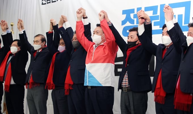 윤석열 국민의힘 대선 후보가 국민의힘 입당에 대해 “더불어민주당에 갈 수 없어 부득이하게 선택했다”고 23일 밝혔다. 사진은 이날 전남 순천 에코그라드호텔에서 열린 전남 선대위 출범식에 참여한 윤 후보(가운데). /사진=뉴스1