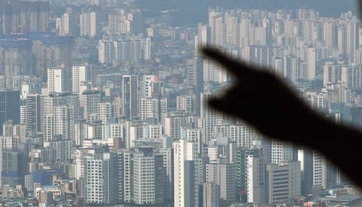 한국부동산원이 발표한 '2021년 12월 3주 주간 아파트가격 동향'(지난 20일 기준)에 따르면 전국 아파트값 상승률은 전주(0.09%)보다 0.02%포인트 축소한 0.07%로나타났다. /사진=뉴시스