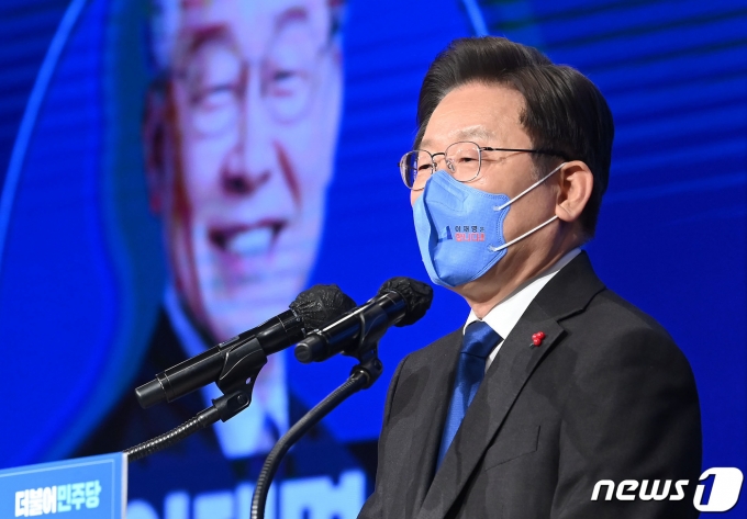 이재명 더불어민주당 대선 후보가 23일 서울 여의도 중소기업중앙회에서 열린 대한민국 대전환 직능본부 출범식에서 축사를 하고 있다. 2021.12.23/뉴스1 © News1 이동해 기자