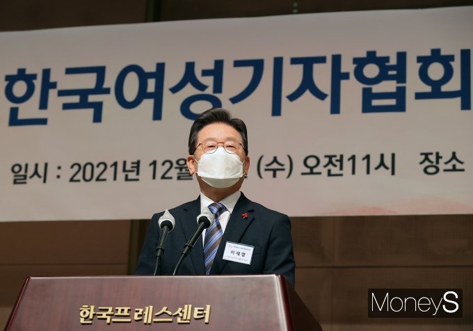 이재명 더불어민주당 대선 후보가 성남시장 시절 고 김문기 성남도시개발공사 개발1처장의 존재 자체를 인지하지 못했다고 밝혔다. 사진은 지난 22일 서울 중구 프레스센터에서 열린 한국여성기자협회 창립 60주년 기념식에 참석한 이 후보. /사진=장동규 기자(국회사진취재단)