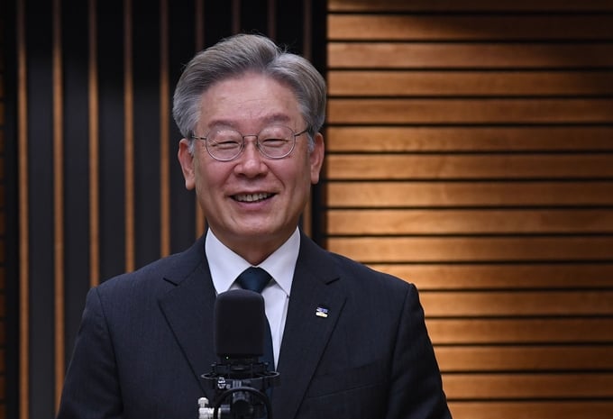이재명 더불어민주당 대선 후보가 크리스마스 선물로 산타에게 ‘기회’를 선물받고 싶다고 밝혔다. 사진은 지난 7월14일 CBS라디오 ‘김현정의 뉴스쇼’ 방송을 준비하는 이 후보. /사진=뉴스1