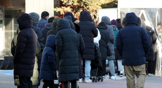 코로나19 확산세가 주춤해 일주일 전보다 1470명이 감소했다. 25일 오전 서울 종로구보건소 선별진료소를 찾은 시민들이 검사를 받기 위해 기다리고 있다./사진=뉴스1