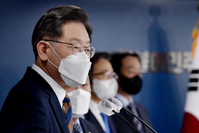 이재명 후보가 25일 오전 경제전문 유튜브 '삼프로TV'에 출연해 경제정책과 관련한 본인의 생각을 밝혔다. 이재명 더불어민주당 대선 후보가 24일 오후 서울 여의도 중앙당사에서 '스마트강군, 선택적 모병제' 국방 정책 공약을 발표하고 있다./사진=뉴스1