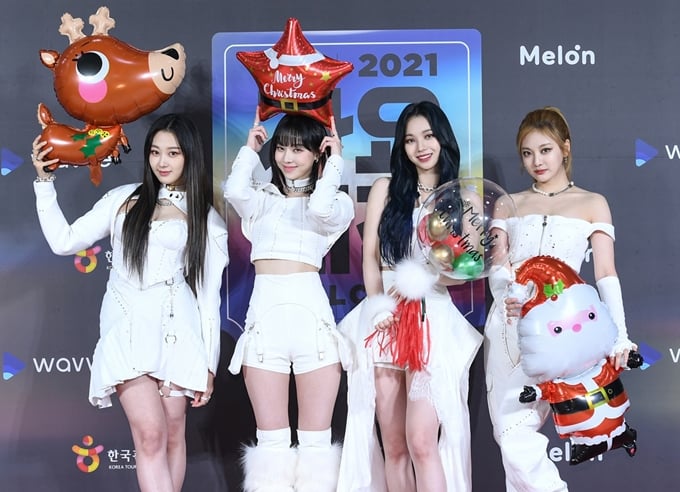 에스파가 25일 오후 6시 인천 남동 체육관에서 열린 ‘2021 SBS 가요대전’에 출연했다. 사진은 이날 ‘2021 SBS 가요대전’ 포토월에서 사진 촬영을 한 에스파. /사진=SBS 제공