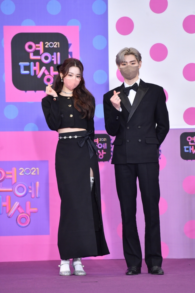 가수 장원영, 성훈(뮤직뱅크)이 25일 '2021 KBS 연예대상'에서 커플상을 수상했다. /사진=KBS제공