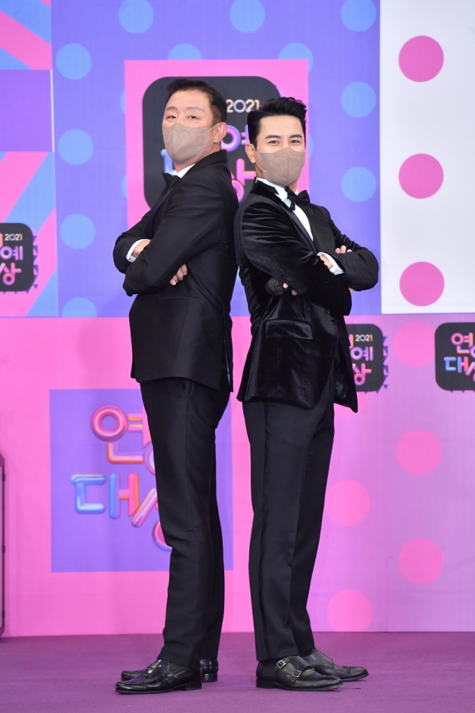 장민호(오른쪽)가 25일 '2021 KBS 연예대상'에서 우수상을 받았다. /사진=KBS제공