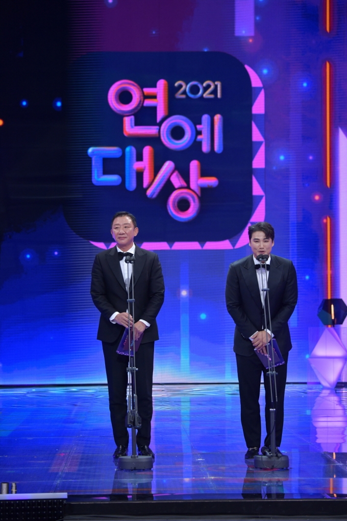'갓파더'·'사장님 귀는 당나귀 귀' 허재(왼쪽)가 '2021 KBS 연예대상' 리얼리티 부문 최우수상을 수상했다. /사진=KBS 제공