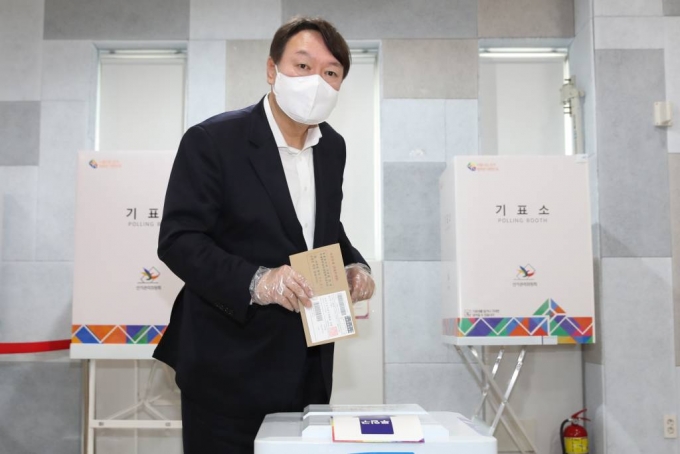 윤석열 전 검찰총장이 4·7 서울시장 보궐선거 사전투표 첫날인 2일 서울 서대문구 남가좌1동 주민센터에 마련된 사전투표소를 찾아 투표하고 있다./사진=머니투데이DB