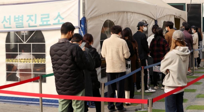 서울 강남구 선별진료소를 찾은 시민들이 검사를 위해 대기하고 있는 모습./사진=김휘선 머니투데이 기자