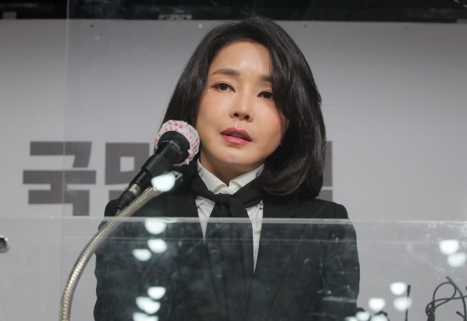 국민의힘 윤석열 대선 후보 부인 김건희 코바나컨텐츠 대표가 26일 오후 서울 여의도 당사에서 자신의 허위 이력 의혹과 관련해 대국민 사과를 하고 있다./사진=이동해 뉴스1 기자