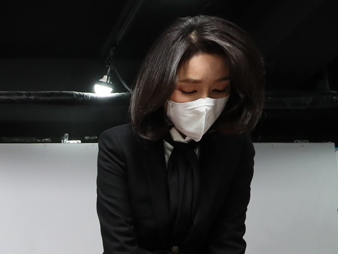 윤석열 국민의힘 대선 후보 부인 김건희 코바나컨텐츠 대표가 26일 오후 서울 여의도 당사에서 자신의 허위 이력 의혹과 관련해 대국민 사과를 하고 있다./사진=이동해 뉴스1 기자