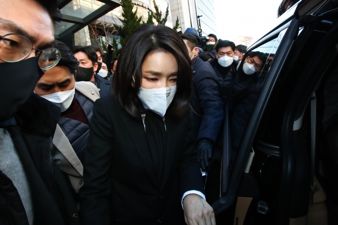 윤석열 국민의힘 대선후보의 부인인 김건희씨가 26일 서울 여의도 중앙당사에서 허위 학·경력 의혹 논란과 관련해 대국민 사과문을 발표한뒤 당사를 나와 차량에 탑승하고 있다. / 사진=뉴스1 이동해 기자