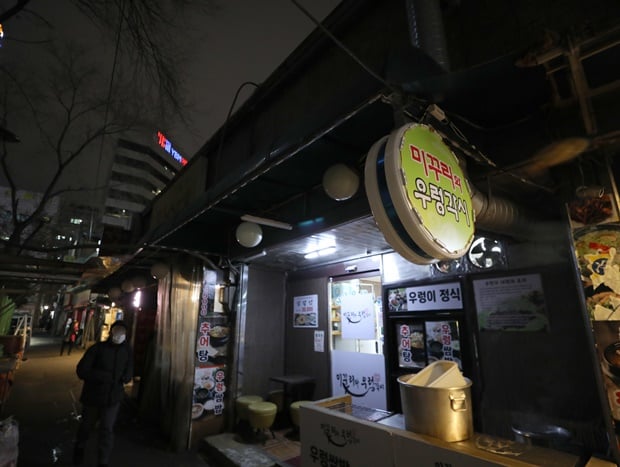 정부의 방역지침에 반발한 일부 자영업자들이 지난 27일 간판 불을 끄고 영업하는 '소등 시위'를 진행했다. 사진은 지난 27일 저녁 서울 도심의 먹자골목에서 소등 시위에 참여한 점포 모습. /사진=뉴스1