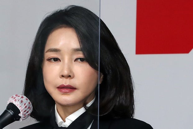 조국 전 법무부장관이 최근 논란이 된 윤석열 국민의힘 대선 후보 배우자 김건희씨의 논문 표절 의혹에 대한 국민의힘 측 해명에 반박했다. 사진은 김씨가 지난 26일 오후 서울 여의도 국민의힘 당사에서 허위경력 의혹 등에 대한 입장을 발표하는 모습. /사진=뉴스1