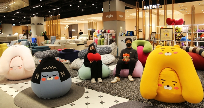 광주신세계는 본관 8층 생활관에서 빈백 소파 브랜드 '요기보×카카오프렌즈 콜라보 소파' 팝업스토어를 선보이고 있다/사진=광주신세계 제공.