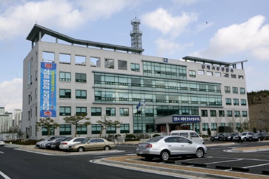 경남 김해시 한 병원에서 자기공명영상촬영(MRI)을 하던 환자가 산소통에 머리 등을 부딪쳐 숨진 사건에 대해 경찰은 의료사고라고 판단했다. 사진은 사건을 담당하고 있는 경남 김해서부경찰서 전경. /사진=뉴스1
