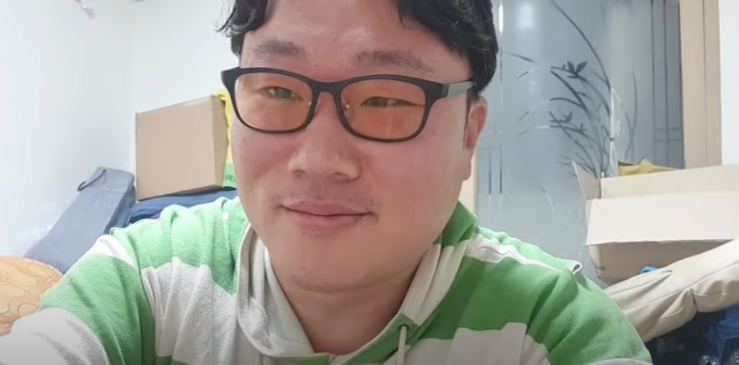 최근 온라인 커뮤니티에는 '나는 SOLO(솔로) 4기' 출연자 영철의 개인 유튜브 채널에 달린 댓글이 빠르게 확산됐다. 영철의 군대 후임이라고 밝힌 누리꾼 A씨는 "제발 선후배 언급을 멈춰달라"고 호소했다. /사진=유튜브 707베이비 영철 캡처