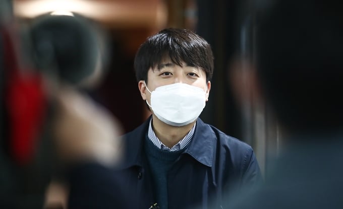 이준석 국민의힘 대표가 강용석 변호사와 김세의 전 기자를 29일 고소했다. 사진은 이날 서울 여의도 국회에서 열린 한돈산업발전토론회에 참석한 후 취재진과 대화를 나누는 이 대표. /사진=뉴스1