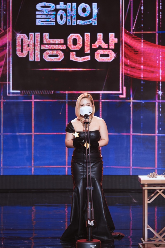박나래가 29일 MBC 방송연예대상 올해의 예능인상을 수상했다. /사진=뉴스1
