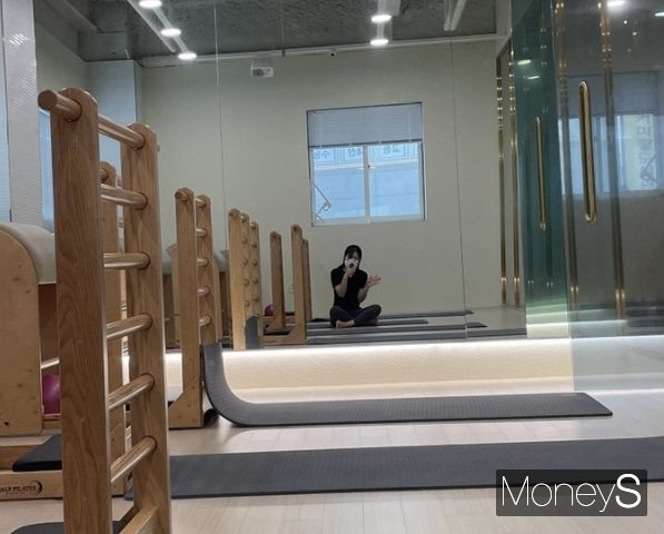 신종 코로나바이러스 감염증(코로나19)으로 건강의 중요성이 커진 가운데 MZ세대는 행복하고 즐겁게 자신을 관리한다. 사진은 문모씨(여‧25)가 운동을 하기 위해 필라테스장을 찾은 모습. /사진=서지은 기자