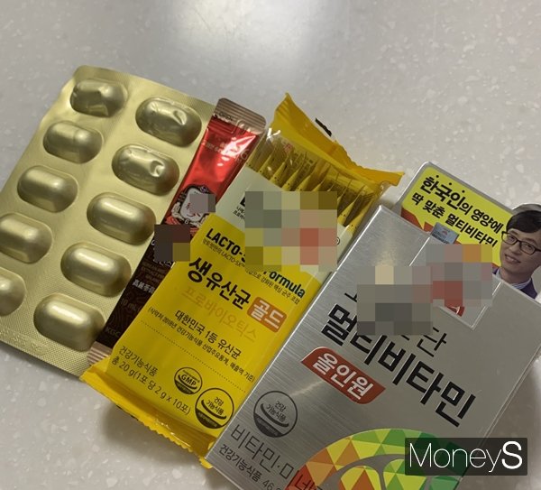 MZ세대는 자신의 건강을 생각해 다양한 영양제를 챙겨먹는다. 사진은 직장인 김모씨(남‧26)가 챙겨먹는다고 밝힌 영양제와 홍삼. /사진=서지은 기자