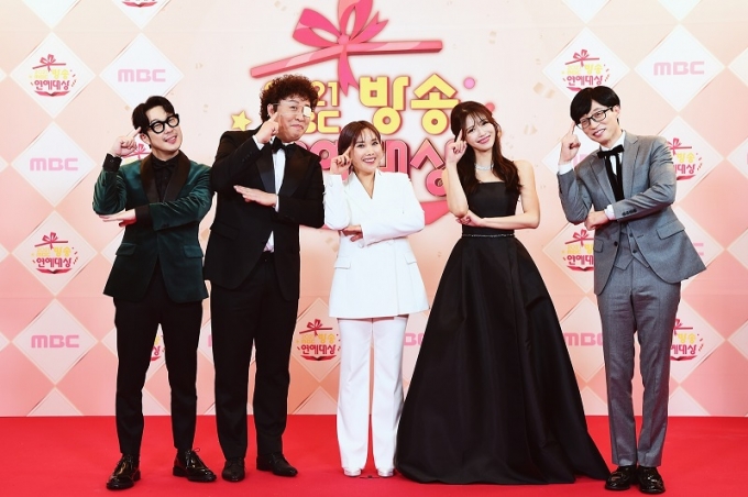 신봉선(가운데)이 지난 29일 밤 MBC 방송연예대상 여자 최우수상을 수상했다. /사진=스타뉴스