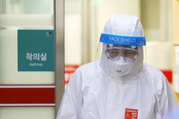 30일 발표될 신종 코로나바이러스 감염증(코로나19) 신규 확진자 수는 5000명 전후를 기록할 것으로 전망된다. 사진은 지난 29일 오후 서울 광진구 신종 코로나바이러스 감염증(코로나19) 거점전담병원으로 지정된 혜민병원에서 업무를 보는 의료진. /사진=뉴스1