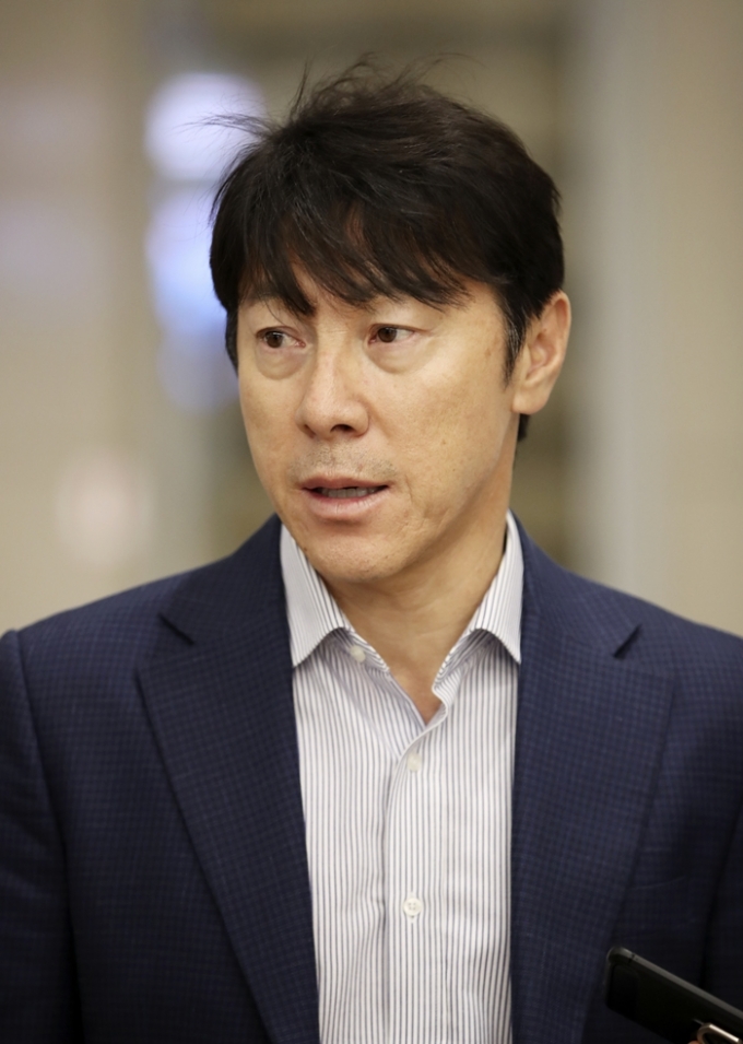 29일(한국시각) 신태용 인도네시아 대표팀 감독이 태국과의 2020 아세안축구연맹(AFF) 스즈키컵 결승 1차전 패배 이후 포기하지 않겠다는 말을 전했다. 사진은 지난 2019년 인천국제공항에서 인터뷰하는 신 감독. /사진=뉴시스