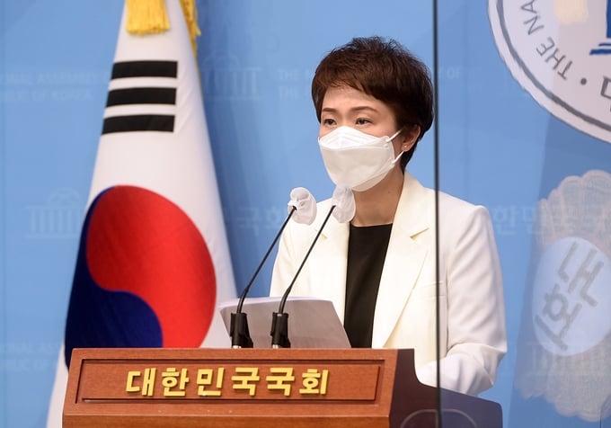 이언주 전 국민의힘 의원이 이준석 국민의힘 대표와 윤석열 국민의힘 대선 후보 갈등에 대해 자신의 생각을 밝혔다. 사진은 지난 10월13일 서울 여의도 국회에서 기자회견을 연 이 전 의원. /사진=뉴스1