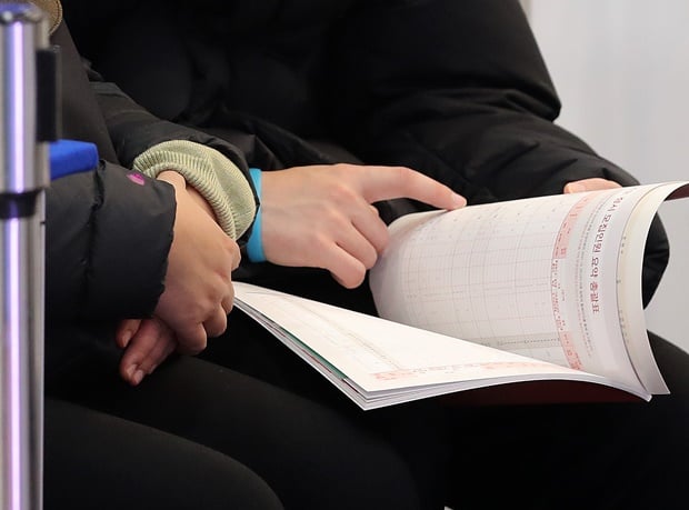 2022학년도 대학 입시 정시 원서접수가 30일부터 시작된다. 사진은 지난 16일 오후 서울 강남구 코엑스에서 열린 '2022 대학입학 정보박람회'에 참가한 수험생과 학부모가 정보를 얻기 위해 상담을 기다리는 모습. /사진=뉴스1