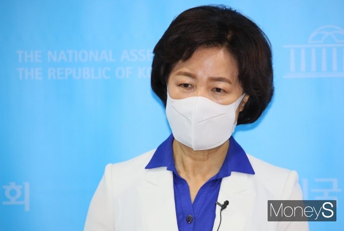 추미애 전 법무부 장관이 윤석열 국민의힘 대선 후보의 배우자 김건희씨 관련 허위사실을 공표한 혐의로 고발당한 건과 관련해 경찰이 최근 수사에 나섰다. 사진은 지난 9월 추 전 장관이 대선 후보 시절 6호 공약을 발표한 모습. /사진=장동규 기자
