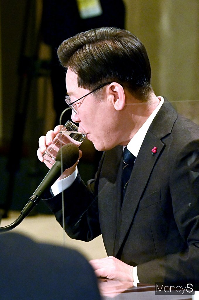 [머니S포토] 목 축이는 이재명