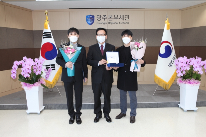 광주본부세관은 2021년 ‘올해의 광주세관인’에 장순호 광주세관 관세행정관 '12월 으뜸 광주세관인'으로 강석진 광주세관 관세행정관을 각각 선정했다/사진=광주본부세관 제공.