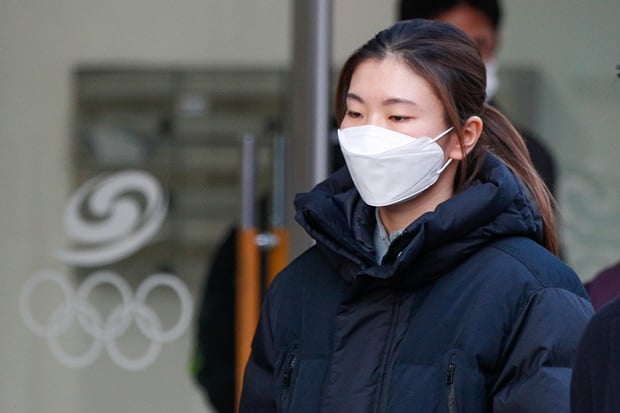 동료를 험담한 사실이 드러나면서 대한빙상경기연맹으로부터 자격정지 처분을 받은 심석희(25·서울시청)가 재심 청구를 포기했다. 사진은 심석희가 지난 21일 오후 서울 송파구 대한빙상경기연맹 회의실에서 열린 스포츠공정위원회(상벌위원회)에 출석해 소명을 마친 뒤 차량으로 이동하는 모습. /사진=뉴스1