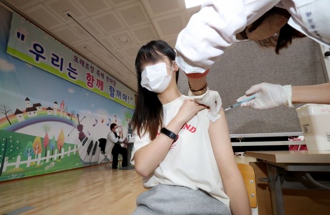 정부가 청소년 방역패스(접종증명·음성확인제) 조정 방안을 내일(31일) 발표한다. 지난 21일 오전 경기도의 한 학교에서 재학생들이 백신 접종을 받고 있다./사진=뉴스1 