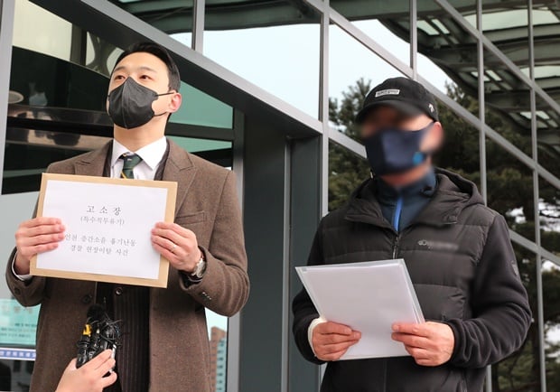 '인천 층간소음 흉기난동' 사건 피해자 가족이 당시 현장에 출동한 두 경찰관들에 대한 고소장을 검찰에 제출했다. 사진은 이날 오후 1시 인천 미추홀구 인천지검 청사 앞에서 경찰 부실대응 논란을 야기한 인천 층간소음 피해 가족(오른쪽)과 변호인이 기자회견하는 모습. /사진=뉴스1