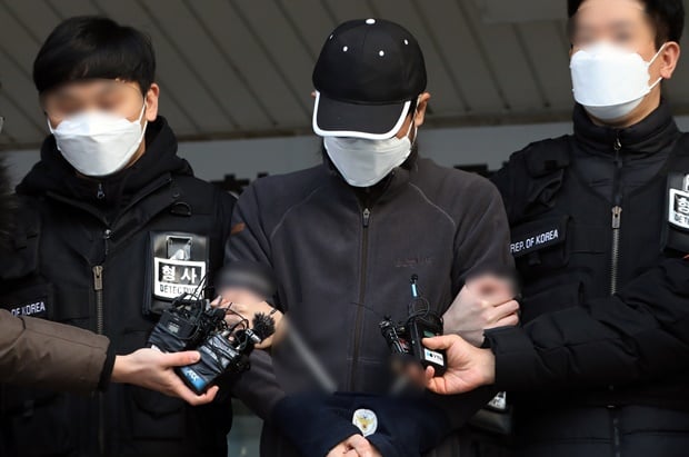 층간 소음으로 갈등을 빚던 이웃 일가족에게 흉기를 휘둘러 구속된 40대 남성 A씨가 지난달 24일 오전 검찰 송치를 위해 인천 남동경찰서를 나서는 모습. /사진=뉴스1