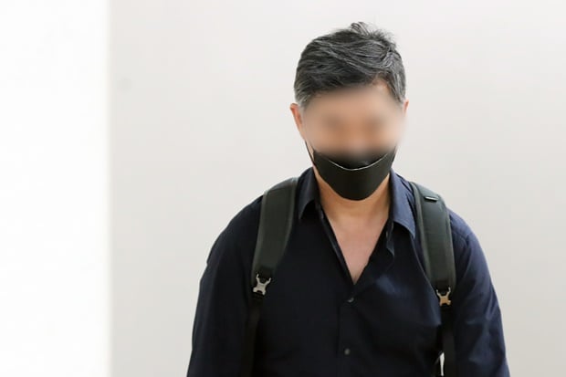 웅동학원을 상대로 허위소송을 벌이고 채용과정에서 비리를 저지른 혐의로 재판에 넘겨진 조국 전 법무부장관 동생 조모씨가 실형을 확정받았다. 사진은 조씨가 지난 6월24일 오후 서울 서초구 서울고등법원에서 열린 특정경제범죄가중처벌등에관한법률위반(배임)등 공판에 출석하는 모습. /사진=뉴스1