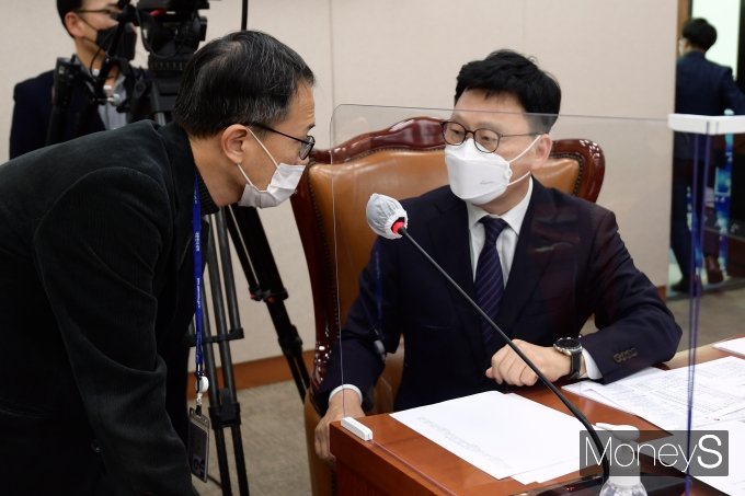 [머니S포토] 여당 간사와 대화하는 박광온 법제사법위원장
