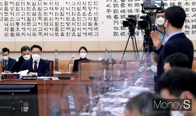 [머니S포토] 여당 의원들과 대화하는 김진욱 공수처장