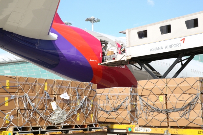 올 초 A350 항공기 2대를 화물기로 추가 개조하는 등 화물운송에 집중한 아시아나항공이 지난 3분기 사상 최대 화물 실적을 올리며 앞으로 가능성을 밝게 했다. /사진제공=아시아나항공