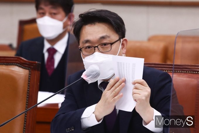 [머니S포토] 음성통화 내역 조회 자료 보이며 질의 답하는 김진욱 공수처장