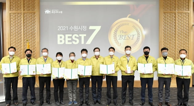 염태영 시장(오른쪽 6번째)과 ‘2021 수원시정 베스트7’ 수상 부서 부서장들이 기념촬영을 하고 있다. / 사진제공=수원시