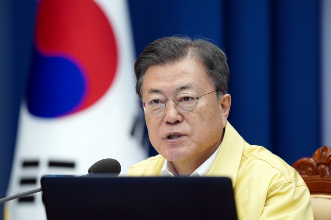 청와대 핵심관계자가 문재인 대통령 국정수행 지지율이 올해 최고치로 조사된 것에 대한 입장을 밝혔다. 사진은 지난달 29일 청와대에서 회의를 주재하는 문 대통령. /사진=뉴스1