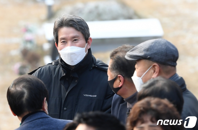 이인영 통일부 장관이 29일 오전 경기 남양주시 마석 모란공원묘지에서 열린 고(故) 김근태 선생 10주기 추모행사에 참석하고 있다. 2021.12.29/뉴스1 © News1 국회사진취재단