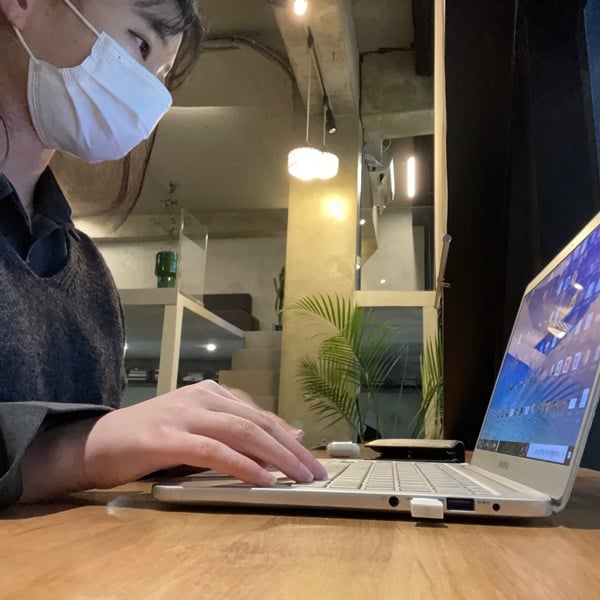 기자는 지난해 12월24일부터 29일까지 ‘디지털 노마드족’이 주로 선호하는 장소를 찾아 나섰다. 어떤 곳이든 ‘자유’와 ‘안정감’을 모두 충족하기란 쉽지 않았다. 사진은 서울 종로구 종각역 인근 카페에서 업무를 하는 모습. /사진=최다인 기자 