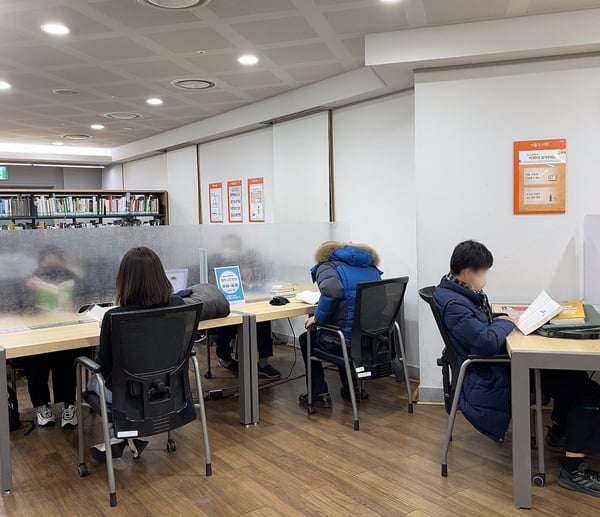 공공도서관은 진입장벽이 낮은 만큼 이용에 많은 제한이 있다. 사진은 서울 중구 소재 한 공공도서관 일반자료실 모습. /사진=최다인 기자 