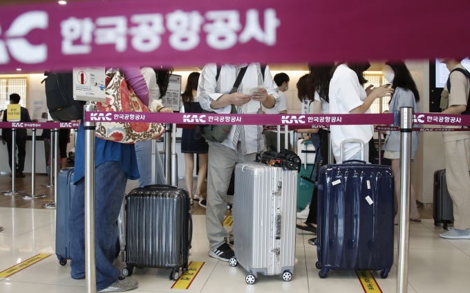 국내공항의 짐배송 서비스가 내년 8월부터 김해·청주공항으로 확대된다. 사진은 김포공항 탑승수속 카언터의 모습. /사진=뉴스1
